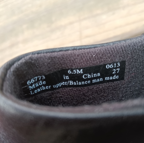 Clarks | Black Leather Ankle Booties Side Zip W/ Studs Women's Size 6.5 - Picture 15 of 15